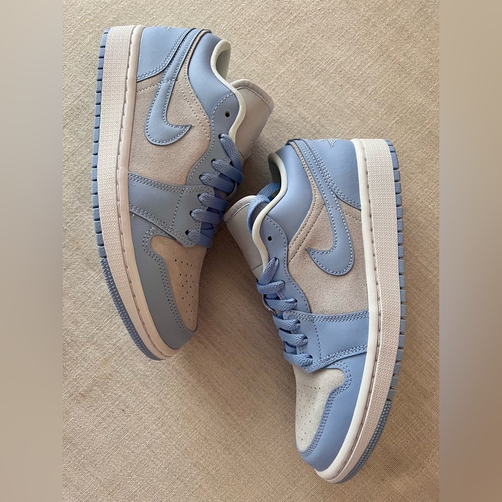 Women’s Nike Jordans UNC, Size 7.5 - Picture 2 of 7